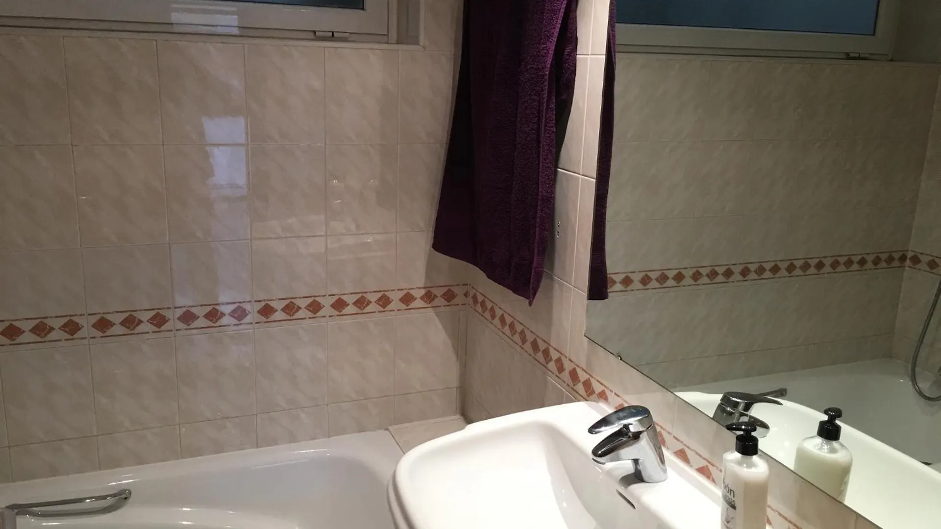 Spacious Apartment In Terrassa With Shared Pool 85 M²